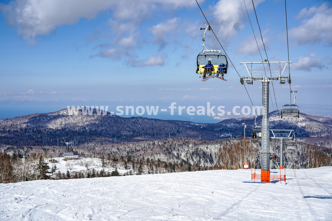 札幌国際スキー場 Mt.石井スポーツ ISHII SKI ACADEMY 校長・斉藤人之さんによる『斉藤塾』開講。本日のテーマは、「春雪！コブからスキーのたわみを楽しむ！！」(^^)v